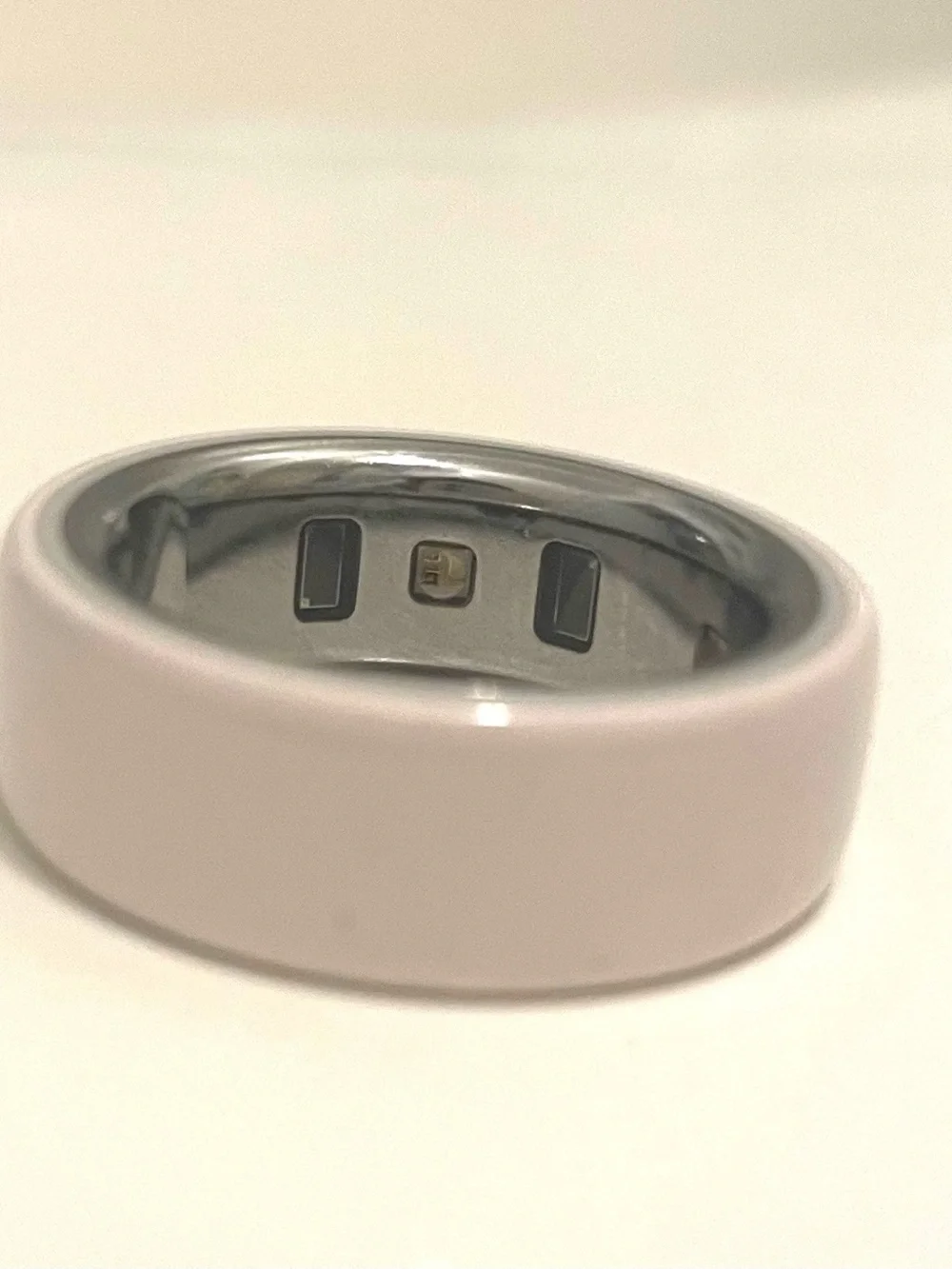Oura Ceramic 4 Smart Ring in Petal Pink